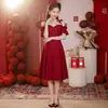 Vestido rojo strapless de hombros descubiertos, vestido largo para la novia para usar durante recepciones de boda, fiestas de bienvenida y citas, con un diseño que ciñe la cintura y de longitud corta.