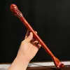Escultura em ébano corajoso não pede ajuda batendo na aniversariante cócegas dois propósitos homem velho música massagem nas costas presentear idosos