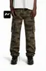 Calças de trabalho camufladas estilo retro americano estilosas para homens e mulheres, apresentando estilo hip-hop, bolsos grandes, corte reto, efeito emagrecedor e um caimento relaxado e casual.