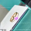 V anillo de cuerda geométrico de cruz dorada anillo de alta gama a la moda versión estrecha con anillo de diamante oro rosa oro de 18 quilates