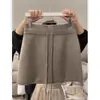 Saia Curta de Tricô Branca Feminina Meia-Saia 2026 Nova Primavera Outono Garota Popular Sexy Cintura Alta Saia Envelope no Quadril Emagrecedora Saia Evasê