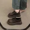 Sapatos femininos de couro estilo JK versáteis de sola grossa, novo modelo outono 2026, tênis casuais com cadarço para aumentar a altura para mulheres estudantes