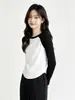 Ins diseño estilo coreano contraste blanco y negro manga raglán cuello redondo camiseta mujer 2026 otoño holgada adelgazante top