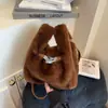 Bolsa de Peluche Esponjosa de Venta Caliente Otoño para Mujer 2026 Nueva Moda Versátil Bolso Cruzado Bolso de Piel Super Caliente para Llevar en la Mano