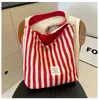 Bolsa de Ombro Simples Estilo Coreano para o Dia a Dia Bolsa de Ombro Grande Capacidade Alto Valor de Cor Bolsa de Lona Listrada de Uso Duplo