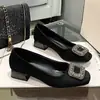 Elegantes zapatos de mujer estilo francés de tacón bajo, corte bajo, nuevo modelo de otoño 2026, mocasines negros con pedrería y tacón grueso para mujer