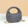 2025 Venta al por mayor de fábrica Bolso esmerilado de moda nuevo Bolso tejido a mano Tendencia Otoño e Invierno Bolso cruzado de lujo ligero para mujer