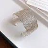 Pulsera Cuadrada Hueca Abierta Transfronteriza Europea y Americana, Pulsera de Muñeca Moderna y Única, Lujo Ligero con un Toque de Alta Gama, Joyería de Diseño de Nicho