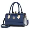 2026 Moda Nueva Europea y Americana Cuero Brillante Clip de Acero Bolso de Noche Estructurado Bolso de Hombro Cruzado Bolso Texturizado Venta al por Mayor