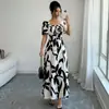 Vestido Midi Cuadrado de Hojas Negras y Blancas Estilo Europeo y Americano 2026 con Cordón en el Pecho, Ajuste en la Cintura, Mangas Cortas y Dobladillo Acampanado