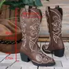 Botas western de salto alto com bordado branco estilo europeu para mulheres, botas de moto de cano médio, botas de cavaleiro retrô, sapatos da moda trendy