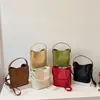 Bolsa de palha tecida estilo retrô coreano, bolsa de ombro feminina, bolsa transversal, grande capacidade, versátil, estilosa e adequada para o trabalho, bolsa de compras