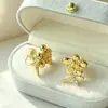 Brinco de Pressão Flor Dourada com Cristal para Mulheres, Temperamento Único, Brincos Bonitos de Nicho, Joia de Orelha com Toque de Luxo