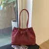Nova bolsa de mão, bolsa tote simples e versátil para mulheres, com um toque de luxo, leve e de grande capacidade