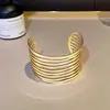 Pulseira de Braço de Flor de Metal Doce Cool Picante Transfronteiriça Europeia e Americana Pulseira de Braço de Borboleta Exagerada para Mulheres Pulseira de Braço com Linha de Sentido Avançado