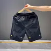 Pantalones Cortos Versátiles de Moda de Lujo Ligero y Gama Alta para Hombre Verano 2026 Nuevo Estilo Bordado con Letras Pantalones Cortos de Cinco Puntos para Hombre
