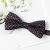 Accesorios para Traje Formal de Negocios para Hombre Set de Tres Piezas Corbata Pajarita Pañuelo de Bolsillo Rojo con Puntos de Polka Atado a Mano En Stock Venta al por Mayor