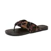 Chanclas de tira cruzada para mujer, calzado de verano para exteriores, nuevas sandalias de dedo casuales planas antideslizantes con suela blanda, estilo vacacional 2026
