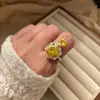 Pendientes de Corazón Dulce Sencillos con Aguja de Plata S925 Diseño de Nicho Pendientes de Diamante Redondo de Moda Versátiles Pendientes de Zirconio Amarillo