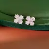 Aretes de flor de circonita dorados enchapados en oro real para mujeres sin perforaciones, aretes versátiles para uso diario con un toque de lujo ligero y sensación de alta gama