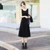 Conjunto de moda de dos piezas: chaqueta vaquera cropped de encaje exquisito para principios de otoño con cuello redondo y vestido versátil de caída que cubre la cadera, hecho a medida.