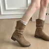 Botas Western de camurça simples e retrô para mulheres, nova coleção de outono de 2026, com design plissado e franzido, salto médio e estilo de bota curta.