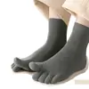 Meias de Dedo Inteiro para Homem Atacado Zhuji, Meias de Cano Médio, Estilo Outono e Inverno, Absorventes de Suor, Antibacterianas, Resistentes a Odores, Meias Longas, Meias de Dedo Dividido para Negócios, Cor Sólida