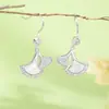 Brincos de Prata de Lei S925 Folha de Ginkgo com Concha Branca Ganchos de Orelha para Mulheres Brincos de Tarraxa Folha da Sorte Modernos Versáteis Brincos de Alto Padrão