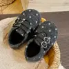 2026 Nuevos Zapatos Birkenstock de Forro Polar con Puntos para Niñas Zapatos de Algodón Cálidos de Invierno con Hebilla de Cuero Mary Jane Zapatos de Piel con Pelo