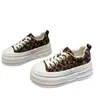 Zapatos de plataforma casuales de lona con estampado de leopardo, suela gruesa y versátiles para mujeres petite, moda Otoño 2026