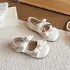 Sandálias Infantil Trançadas Vazadas com Strass 2026 Primavera e Verão Novas Estilo Coreano Sapatos de Princesa com Laço para Meninas com Saia