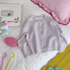 Roupas infantis feitas sob medida: Coleção de outono de 2026, novo estilo de cardigã de tricô para meninas, suéter colorido, peça externa versátil para meninas pequenas
