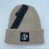 Sombreros de Otoño e Invierno Comercio Electrónico Transfronterizo Sombreros de Punto para Hombres y Mujeres Ropa de Trabajo Casual Europea y Americana Sombreros Cálidos para el Frío Sombreros de Lana Bordados con Letras