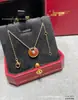 Colar Amulet Cartier para Mulheres, Banhado a Ouro V com Ouro Rosa 18K, Madrepérola Branca, Pingente de Ágata Vermelha, Colar com Fecho de Segurança da Sorte