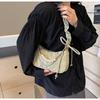 Bolsa pequena com alça de ombro plissada feminina primavera e verão 2024 nova bolsa com cordão estiloso com corrente de pérolas e axilas elegante bolsa feminina