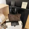 Bolsa de Mão Estampa de Leopardo de Nicho Feminina Grande Capacidade 2026 Nova Outono Super Quente Exquisita de Alta Qualidade para o Trabalho Ombro Único Bolsa Tote
