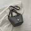 Bolsa cesta moderna e estilosa para mulheres, novo modelo inverno 2026, cor sólida elegante, alto valor estético, bolsa de ombro de nicho