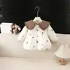 Abrigo de algodón dulce estilo coreano para bebé niña con solapa grande, ribete de volantes y estampado floral acolchado, adecuado para bebés e infantes para usar al aire libre en otoño e invierno