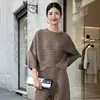 Top de manga larga estilo Miyake para mujer, con un diseño único, color liso, cuello redondo, dobladillo asimétrico, camiseta tipo pullover moderna, casual y versátil