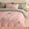 Juego de ropa de cama de cuatro piezas de algodón 100% cepillado con estampado de dibujos animados de clase A, funda de edredón y sábana de algodón puro 100S engrosada, ropa de cama cálida para otoño e invierno