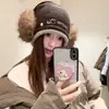 Gorro de Punto Jacquard Bordado con Letras de Ala Enrollada Doble Capa Estilo Americano Gorro Cálido para la Cabeza de Mujer Orejeras de Felpa Gorro Holgado