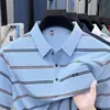 Nueva camiseta de manga corta para hombre de estilo veraniego con bolsillos reales, polo de cuello vuelto para mediana edad, top casual a rayas de manga media ajustado