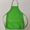 Babero de 12 colores al por mayor, babero no tejido con bolsillo para niños, delantal de actividad para jardín de infancia, pintura antimanchas con babero de bolsillo