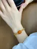 Pulseira de cera de abelha amarela caramelo de segunda geração, pulseira com pingente de palavra Jinle em areia dourada, pulseira elástica, presente para mulheres