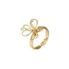 Un Anillo Sencillo y de Moda para Mujer con un Diseño Único y Líneas de Mariposa Huecas