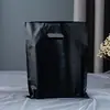 Saco plástico PE de baixa pressão com bolso plano e alças, logo impresso, saco de presente preto, saco de embalagem, atacado em estoque
