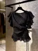 Top negro único y elegante con lunares para mujer, moderno y casual con un aire para ir al trabajo, con diseño de corbata y volantes