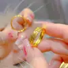No Mesmo Estilo daquele Usado em Joalherias, o Método Antigo de Artesanato Cria um Efeito Deslumbrante de Gelo Triturado. A Versão Estreita do Anel é Durável e Não Desbota Facilmente. O Design Fechado Adiciona um Toque de Elegância e É um Acessório de Luxo Leve. a Versão Larga do Anel é Adequada para o Dedo Indicador