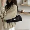 El bolso de nicho popular de este año es el bolso baguette para mujer, un nuevo modelo de otoño 2026 con bloques de color y colores contrastantes, adecuado para ir al trabajo y como bolso de hombro.