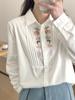 Camisa de algodón de manga larga con bordado de flores vintage, fresca y artística, para primavera y otoño, nueva blusa holgada que combina con todo.